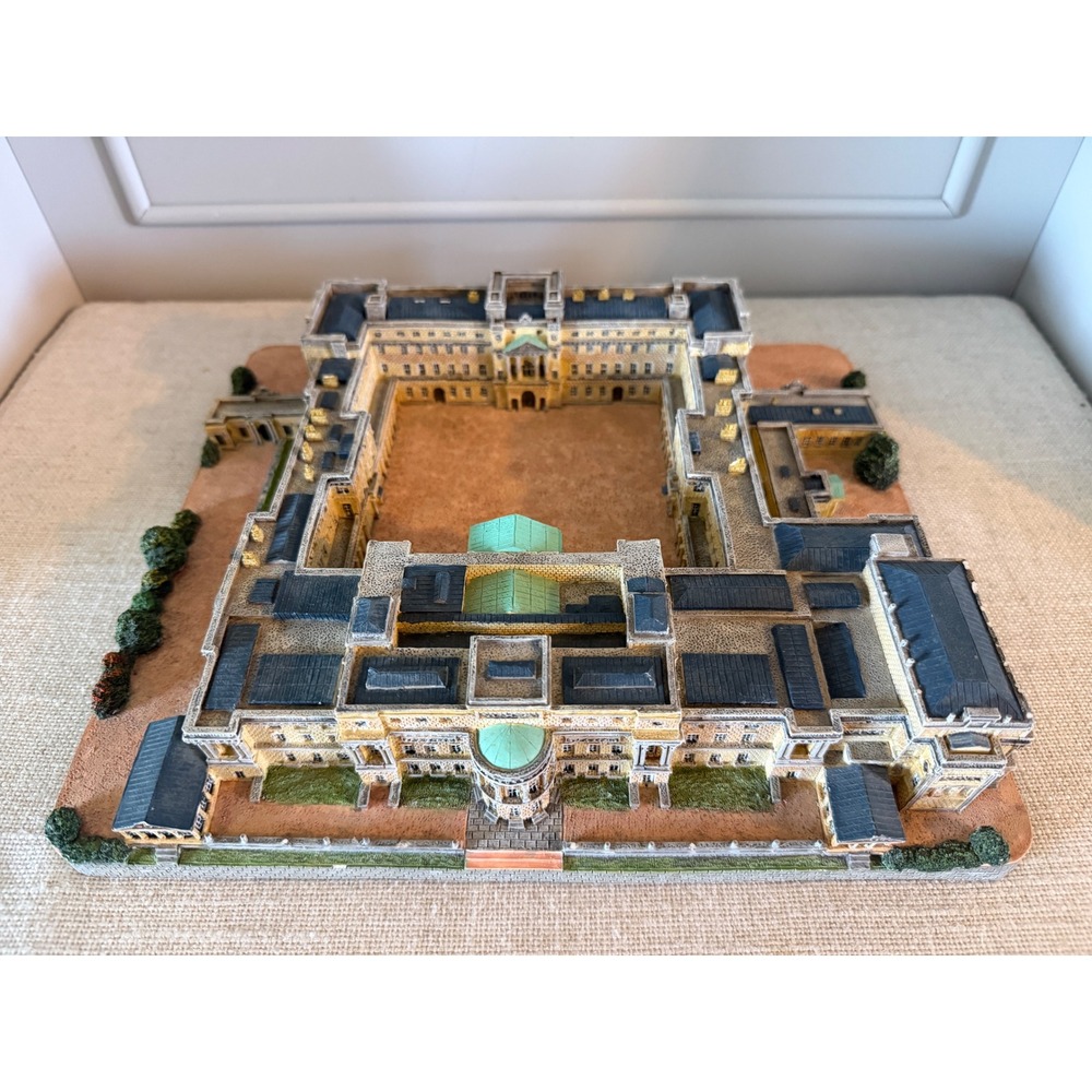 Danbury Mint Buckingham Palace LIKE NEW Castles of the British Monarch Sculpture